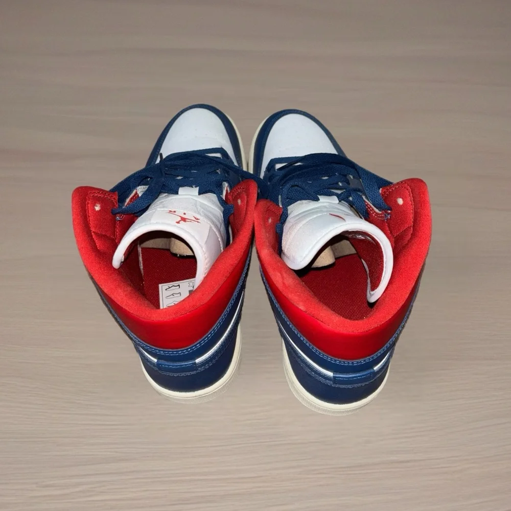 Wmns Jordans Size 10.5/Mens 9 Sneakers - French Blue, Red, and White - Picture 3 of 6